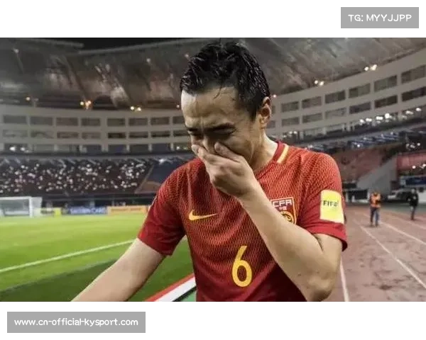 瓦尔特·沃克凭足跟勾战胜路易·萨瑟兰 展现重量级地面技术 瓦尔特·沃克凭足跟勾战胜路易·萨瑟兰 展现重量级地面技术